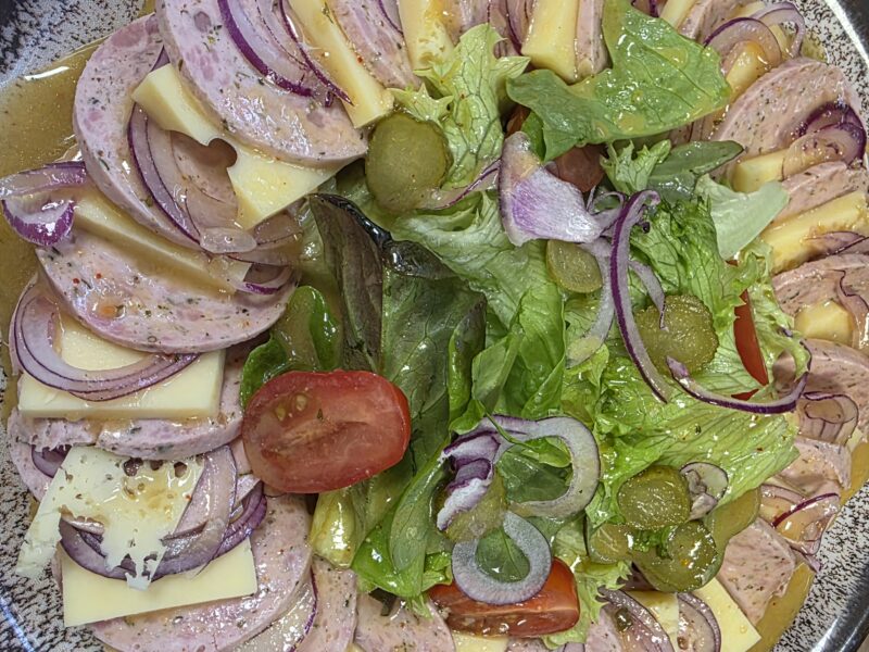 Schweizer Wurstsalat mit Semmel