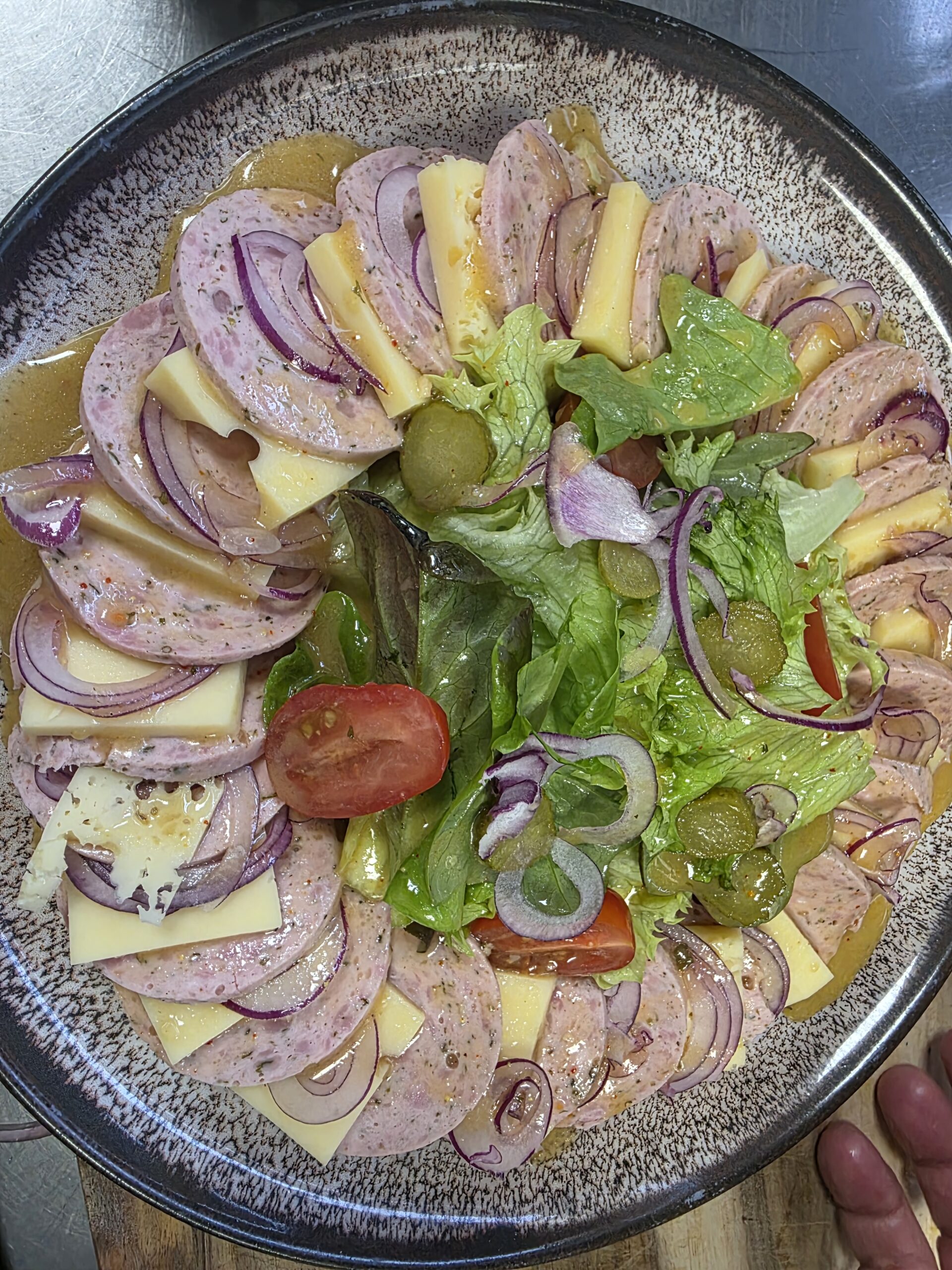 Schweizer Wurstsalat mit Semmel
